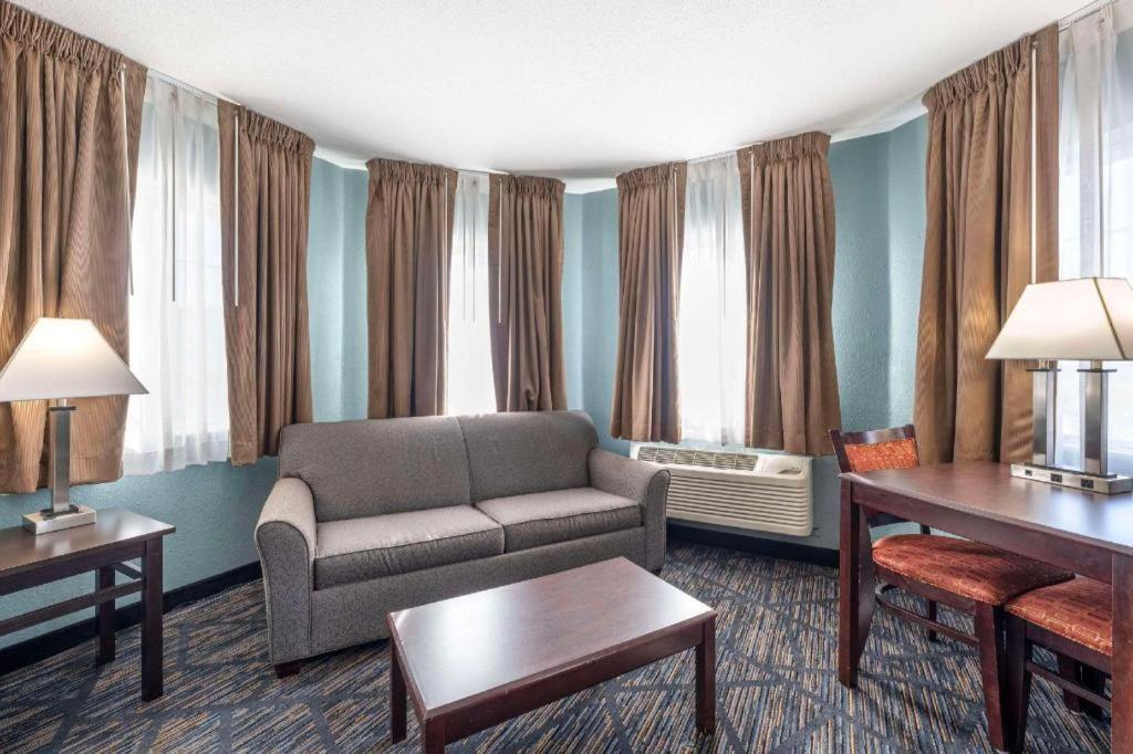 Quality Inn & Suites Arbor Екстериор снимка